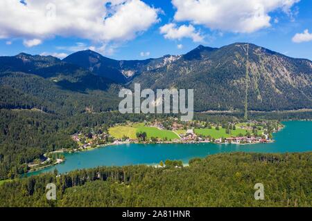 Villaggio Walchensee e il Lago Walchensee, dietro Heimgarten e Herzogstand, vista aerea, Alta Baviera, Baviera, Germania Foto Stock