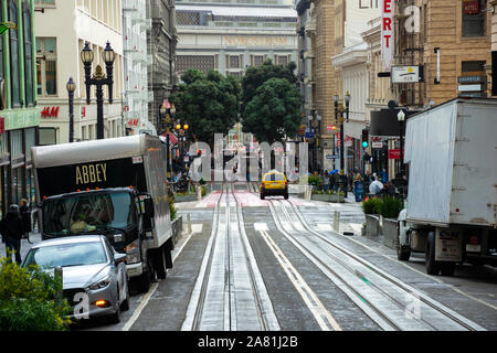 SAN FRANCISCO - Febbraio 08, 2019: Funivia su San Francisco strade. È il mondo dell'ultima azionato manualmente il cavo del sistema di auto ed è l'icona della Foto Stock