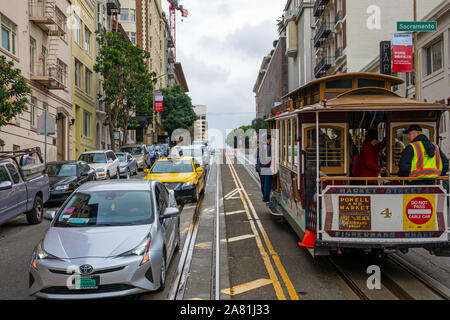 SAN FRANCISCO - Febbraio 08, 2019: Funivia su San Francisco strade. È il mondo dell'ultima azionato manualmente il cavo del sistema di auto ed è l'icona della Foto Stock