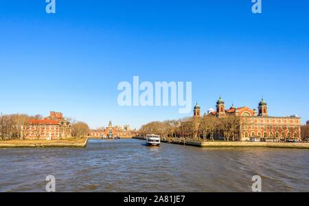 Vista dal fiume Hudson al Memorial Museum di immigrazione, Ellis Island edificio immigrati e Ellis Island Hospital Morgue, ex immigranti Foto Stock