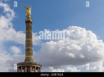 Bellissima vista della Colonna della Vittoria, Siegessäule, contro un cielo drammatico, Berlino Germania Foto Stock
