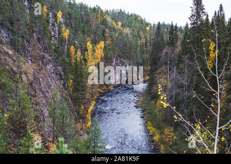 Vista autunnale di Oulanka Parco Nazionale di paesaggio, durante le escursioni, un Finnish National Park in Pohjois-pohjanmaa e Lapponia regioni della Finlandia Foto Stock