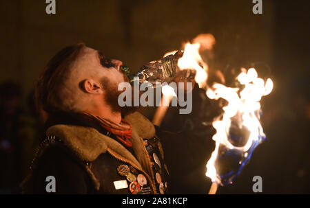 Lewes Regno Unito 5 Novembre 2019 - Migliaia di persone prendere parte e guardare annuale di Lewes il falò celebrazioni ricordando il fallimento di Guy Fawkes trama di polvere da sparo di 1605 .Il Lewes notte dei falò celebrazioni sono il più grande "Quinto di novembre " evento in tutto il mondo con le sei città falò delle società partecipanti e oltre 30 processioni svolge in tutta la sera : credito Simon Dack / Alamy Live News Foto Stock