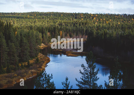 Vista autunnale di Oulanka Parco Nazionale di paesaggio, durante le escursioni, un Finnish National Park in Pohjois-pohjanmaa e Lapponia regioni della Finlandia Foto Stock