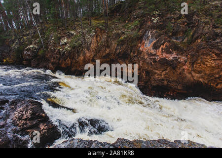 Vista autunnale di Oulanka Parco Nazionale di paesaggio, durante le escursioni, un Finnish National Park in Pohjois-pohjanmaa e Lapponia regioni della Finlandia Foto Stock