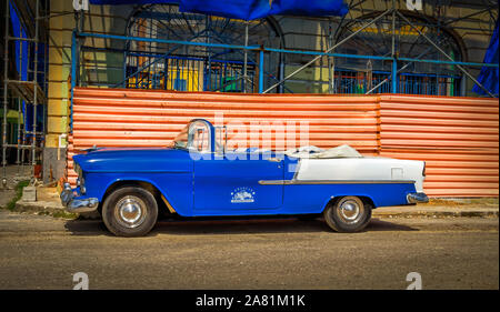 Havana, Cuba, 2019 luglio, vista di un blu 1950 Chevrolet Bel Air Convertible parcheggiato utilizzato come auto a noleggio per i turisti Foto Stock