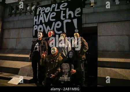 Persone che indossano maschere Guy Fawkes all'annuale 'Million Mask March' a Trafalgar Square, Londra Inghilterra Regno Unito Foto Stock