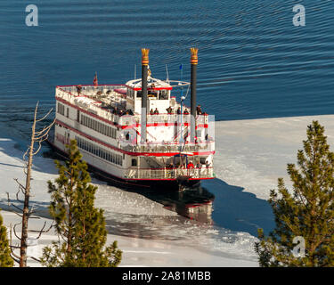 Emerald Bay paddle Wheeler - la barca MS Dixie II per il tour con ruote poppa porta i visitatori del lago Tahoe nella splendida Emerald Bay. Lake Tahoe, California, Stati Uniti Foto Stock