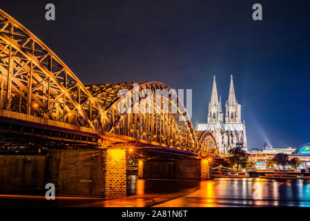 La città di Colonia di notte con la cattedrale di Colonia, ponte di Hohenzollern e il fiume Reno Foto Stock