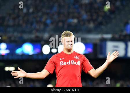 Erling Braut Haland di FC Salisburgo (R) celebra dopo rigature sulla pena l'obiettivo di 0-1 per la sua sideNapoli 05-11-2019 Stadio di calcio San Paolo Ch Foto Stock