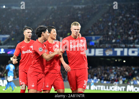 Erling Braut Haland di FC Salisburgo (R) festeggia con la sua Chan Hwang (C) e Takumi Minamino di FC Salisburgo dopo rigature sulla pena l'obiettivo di 0-1 Foto Stock