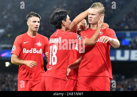 Erling Braut Haland di FC Salisburgo (R) festeggia con la sua Chan Hwang (C) e Takumi Minamino di FC Salisburgo dopo rigature sulla pena l'obiettivo di 0-1 Foto Stock