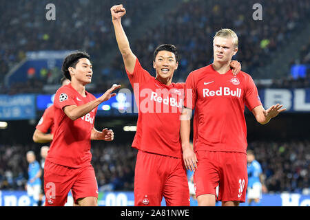 Erling Braut Haland di FC Salisburgo (R) festeggia con la sua Chan Hwang (C) e Takumi Minamino di FC Salisburgo dopo rigature sulla pena l'obiettivo di 0-1 Foto Stock