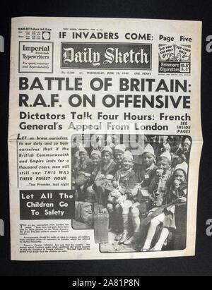 Giornale di replica durante la battaglia della Gran Bretagna: pagina anteriore del quotidiano che disegna il 19 giugno 1940, con "Battaglia di Bretagna: RAF su offensivo' headline. Foto Stock