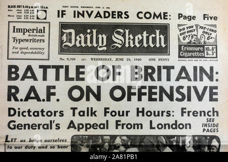 Giornale di replica durante la battaglia della Gran Bretagna: pagina anteriore del quotidiano che disegna il 19 giugno 1940, con "Battaglia di Bretagna: RAF su offensivo' headline. Foto Stock