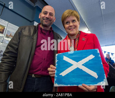 Dalkeith, Regno Unito. Il 5 novembre 2019. Nella foto: (sinistra) Carlo Riccio - Proprietario del Riccio Gallery; (destra) Nicola Storione MSP - Primo ministro di Scozia e il Leader del Partito nazionale scozzese (SNP). Primo Ministro Nicola Storione unisce Owen Thompson, SNP candidato per Midlothian, alla campagna in Dalkeith. Parlando davanti alla visita, Nicola Storione detto: "Brexit è lontano da un affare fatto." "Anche se Boris Johnson è stato quello di ottenere il suo affare passati, che sarebbe solo l'inizio - non sono il fine - dei negoziati commerciali con la UE." Credito: Colin Fisher/Alamy Live News. Credito: Colin Fisher/Alamy Live News Foto Stock