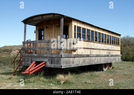 El Pedral lodge, vicino a Puerto Madryn , Chubut Provincia, Patagonia, Argentina. Santuario del pinguino globale della società. Treno di trasporto. Foto Stock