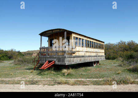 El Pedral lodge, vicino a Puerto Madryn , Chubut Provincia, Patagonia, Argentina. Santuario del pinguino globale della società. Treno di trasporto. Foto Stock