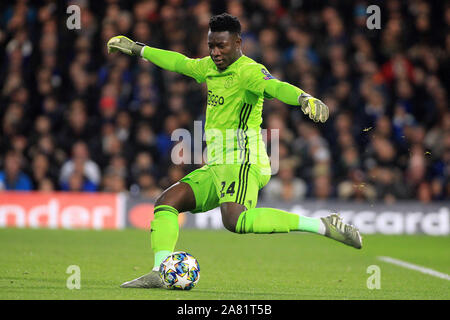 Londra, Regno Unito. 05 Nov, 2019. Andre Onana, il portiere di Ajax in azione. Stadio Stamford Bridge a Chelsea, Londra martedì 5 novembre 2019. Questa immagine può essere utilizzata solo per scopi editoriali. Solo uso editoriale, è richiesta una licenza per uso commerciale. Nessun uso in scommesse, giochi o un singolo giocatore/club/league pubblicazioni. pic da Steffan Bowen/Andrew Orchard fotografia sportiva/Alamy Live news Credito: Andrew Orchard fotografia sportiva/Alamy Live News Foto Stock