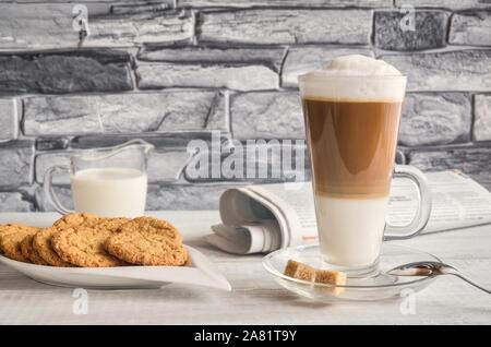 Conceptual deliziosi dolci della colazione. Latte macchiato caffè con biscotti di avena con e quotidiano del mattino. Foto Stock