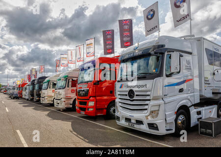 I trasportatori assortiti allineati sul retro del box durante il 2019 riunione BTCC a Snetterton, Norfolk, Regno Unito. Foto Stock