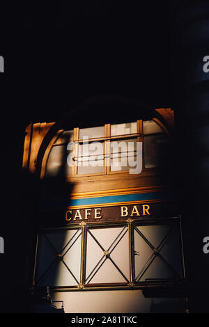 La luce del tramonto su Café le Nemours, Parigi, Francia Foto Stock