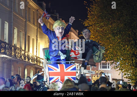 L effige del Primo Ministro Boris Johnson e Leader della House of Commons Giacobbe Rees-Mogg durante la parata attraverso la città di Lewes in East Sussex durante un annuale notte dei falò processione che si svolge dalla Lewes il falò delle società. Foto Stock