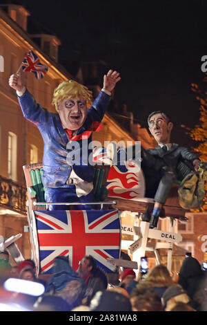 L effige del Primo Ministro Boris Johnson e Leader della House of Commons Giacobbe Rees-Mogg durante la parata attraverso la città di Lewes in East Sussex durante un annuale notte dei falò processione che si svolge dalla Lewes il falò delle società. Foto Stock