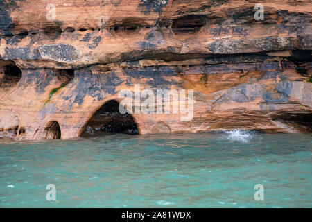 Extreme close up della terraferma grotte marine lungo il Apostle Islands National Lakeshore nel Wisconsin Foto Stock