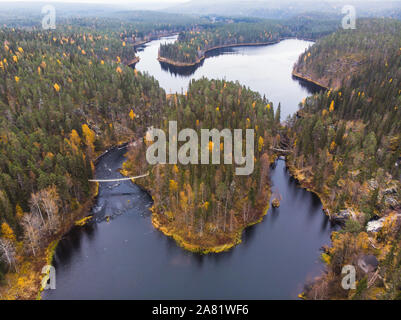 Vista autunnale di Oulanka Parco Nazionale di paesaggio, durante le escursioni, un Finnish National Park in Pohjois-pohjanmaa e Lapponia regioni della Finlandia Foto Stock