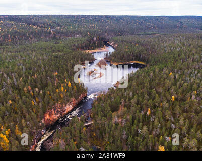 Vista autunnale di Oulanka Parco Nazionale di paesaggio, durante le escursioni, un Finnish National Park in Pohjois-pohjanmaa e Lapponia regioni della Finlandia Foto Stock