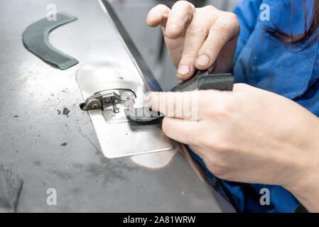 Abbassando i bordi delle parti. Produzione di calzature. Foto Stock