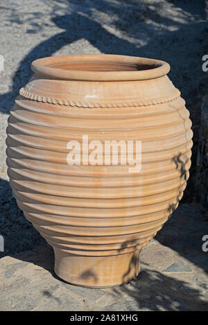 Grande vaso di argilla utilizzati per decorare un giardino. (Pithos) Concetto: ceramica. Foto Stock