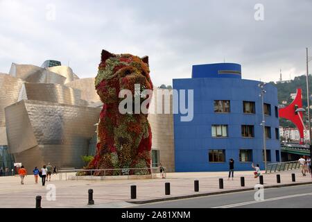 A Bilbao - Spagna - su 08/30/2017 - cucciolo di Jeff Koons l'enorme scultura fatta di fiori all'ingresso del museo Guggenheim a Bilbao, Spagna, Foto Stock