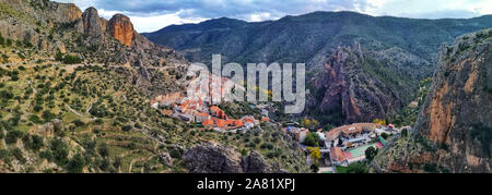 Vista panoramica di Ayna, la popolazione della Sierra del Segura in Albacete Spagna. Villaggio situato tra le montagne e il fiume mondo che fa un Foto Stock