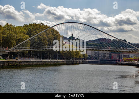 A Bilbao - Spagna - su 08/30/2017 - ponte pedonale sul fiume a Bilbao, Spagna Foto Stock