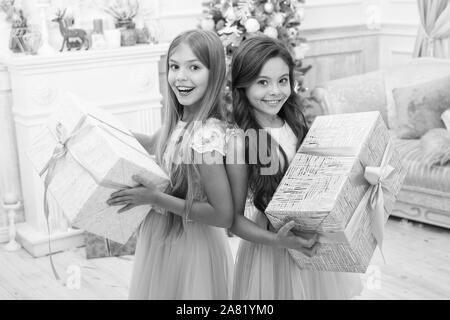 Felice bambine sorelle celebrare la vacanza invernale. Felice anno nuovo. tempo di Natale. Carino figlioli ragazza con xmas presente. consegna di regali di Natale. Vacanza in famiglia. Ultimi preparativi. Foto Stock