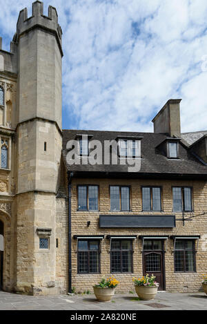 Il Grade ii Listed è del XVI secolo luogo di mercato casa adiacente portico squattrinati, pozzi, Somerset, Regno Unito Foto Stock