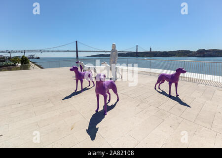 BELEM LISBONA PORTOGALLO - AGO 05: MAAT - Museo di arte, architettura e tecnologia con esposizione sul tetto e la vista sulla città e sul fiume Tagus. Foto Stock