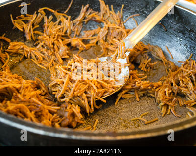 Pasto incompiuto di tagliatelle in padella Foto Stock