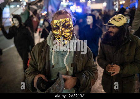 Londra, Regno Unito. 5 Novembre, 2019. Una cinquantina di governo anti-manifestanti e altri attivisti raccogliere in Trafalgar Square prima di marciare attraverso il Westminster su Guy Fawkes notte per l'annuale "Maschera illion marzo " protesta contro il governo di corruzione e altre questioni politiche. Credito: Guy Corbishley/Alamy Live News Foto Stock