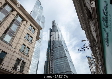 Architettura moderna di elevato aumento di edifici commerciali visto nella città di Londra, Regno Unito nel mese di novembre. Foto Stock