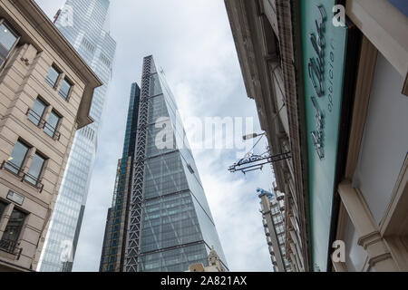 Architettura moderna di elevato aumento di edifici commerciali visto nella città di Londra, Regno Unito nel mese di novembre. Foto Stock