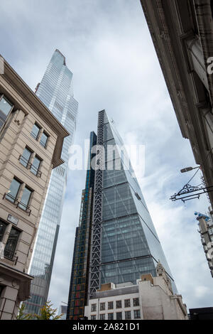 Architettura moderna di elevato aumento di edifici commerciali visto nella città di Londra, Regno Unito nel mese di novembre. Foto Stock