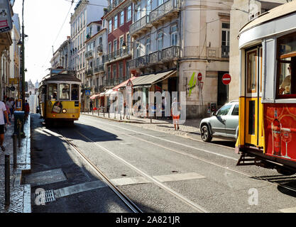 Lisbona Bairro Alto, Portogallo - AGO 04: lifestyle occupato nella città vecchia di Lisbona con i tradizionali tram , i negozi e la vita urbana nel quartiere Bairro Alto, Foto Stock