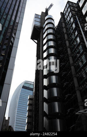 Architettura moderna di elevato aumento di edifici commerciali visto nella città di Londra, Regno Unito nel mese di novembre. Foto Stock