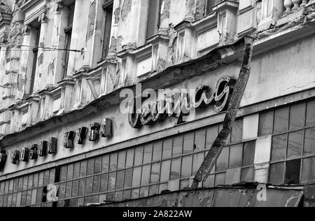 Di Zrenjanin, Serbia, Ottobre 05, 2019. La parte esterna di una volta un potente department store che ha fallito un lungo tempo fa. Foto Stock