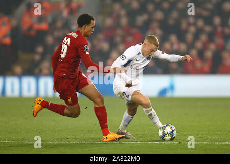 Liverpool, Regno Unito. 05 Nov, 2019. Casper De Norre di KRC Genk (r) cerca di andare oltre trent Alexander-Arnold di Liverpool. UEFA Champions League gruppo e corrispondono, Liverpool v KRC Genk ad Anfield Stadium di Liverpool martedì 5 novembre 2019. Questa immagine può essere utilizzata solo per scopi editoriali. Solo uso editoriale, è richiesta una licenza per uso commerciale. Nessun uso in scommesse, giochi o un singolo giocatore/club/league pubblicazioni. pic da Chris Stading/Andrew Orchard fotografia sportiva/Alamy Live news Credito: Andrew Orchard fotografia sportiva/Alamy Live News Foto Stock