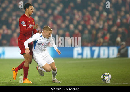 Liverpool, Regno Unito. 05 Nov, 2019. Casper De Norre di KRC Genk protegge la palla da Trento Alexander-Arnold di Liverpool. UEFA Champions League gruppo e corrispondono, Liverpool v KRC Genk ad Anfield Stadium di Liverpool martedì 5 novembre 2019. Questa immagine può essere utilizzata solo per scopi editoriali. Solo uso editoriale, è richiesta una licenza per uso commerciale. Nessun uso in scommesse, giochi o un singolo giocatore/club/league pubblicazioni. pic da Chris Stading/Andrew Orchard fotografia sportiva/Alamy Live news Credito: Andrew Orchard fotografia sportiva/Alamy Live News Foto Stock