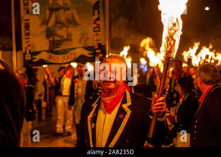 Lewes, Regno Unito. 5 novembre 2019. Notte dei falò (Guy Fawkes) celebrazioni. Lewes, Sussex, Regno Unito. Credito: Concedere Rooney/Alamy Live News Foto Stock